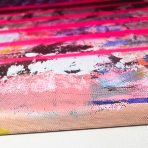 K&ouml;nnte beinhalten: Abstrakte Malerei auf Leinwand mit rosa, blauen und wei&szlig;en Streifen. Die Leinwand ist texturiert und hat einen rohen Rand.