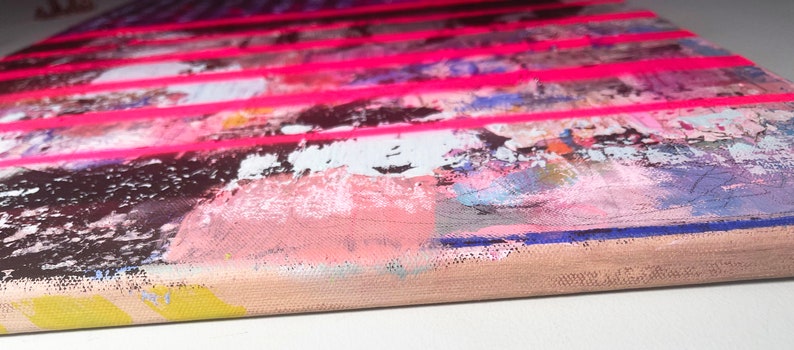 K&ouml;nnte beinhalten: Abstrakte Malerei auf Leinwand mit rosa, blauen und wei&szlig;en Streifen. Die Leinwand ist texturiert und hat einen rohen Rand.