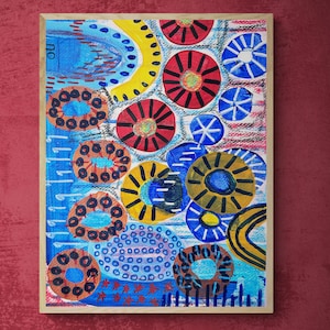 Pu&ograve; includere: Dipinto astratto con un designo colorato di cerchi, punti e vortici in tonalit&agrave; di blu, rosso, giallo e marrone. Il dipinto &egrave; incorniciato in una cornice di legno chiaro.