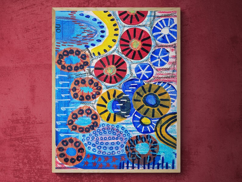 Pu&ograve; includere: Dipinto astratto con un designo colorato di cerchi, punti e vortici in tonalit&agrave; di blu, rosso, giallo e marrone. Il dipinto &egrave; incorniciato in una cornice di legno chiaro.