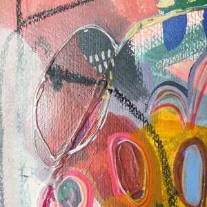 Puede incluir: Pintura abstracta con una mezcla de colores que incluyen rosa, rojo, amarillo, azul, verde y negro. La pintura presenta una variedad de formas y texturas, incluyendo c&iacute;rculos, &oacute;valos y l&iacute;neas.