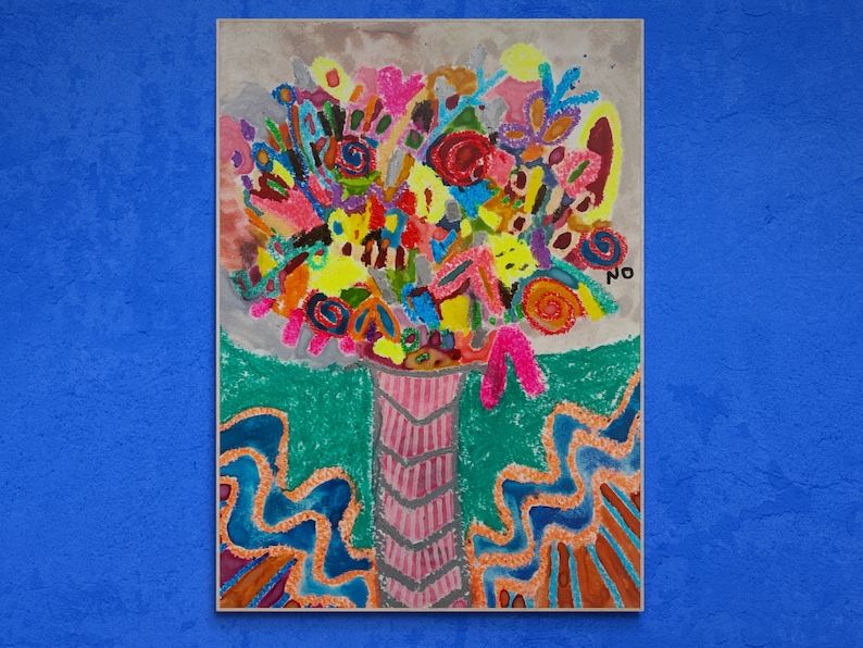 K&ouml;nnte beinhalten: Ein farbenfrohes abstraktes Gem&auml;lde, das einen Blumenstrau&szlig; in einer rosa-wei&szlig; gestreiften Vase zeigt. Die Blumen sind in verschiedenen Farben gemalt, darunter Rot, Gelb, Orange, Gr&uuml;n und Blau. Die Vase steht auf einem gr&uuml;n-blauen Hintergrund mit einem wellenf&ouml;rmigen Muster. Das Gem&auml;lde ist oben rechts mit "NO" signiert.