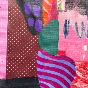 K&ouml;nnte beinhalten: Eine abstrakte Mixed-Media-Collage auf Leinwand mit einem braunen Bereich mit wei&szlig;en Herzen, violetten gemalten Rechtecken, einer gr&uuml;nen organischen Form, einer violett-blau gestreiften Form, hellrosa Fl&auml;chen und einem Wirbel aus orangefarbener und wei&szlig;er Farbe.