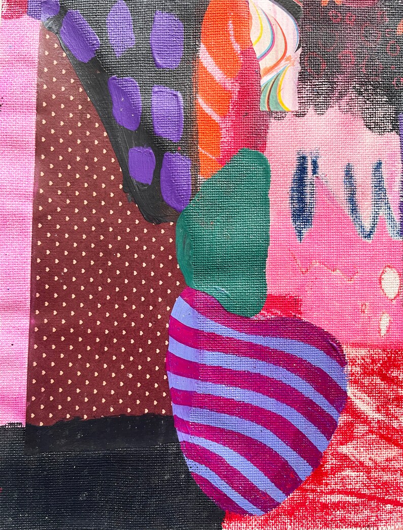 K&ouml;nnte beinhalten: Eine abstrakte Mixed-Media-Collage auf Leinwand mit einem braunen Bereich mit wei&szlig;en Herzen, violetten gemalten Rechtecken, einer gr&uuml;nen organischen Form, einer violett-blau gestreiften Form, hellrosa Fl&auml;chen und einem Wirbel aus orangefarbener und wei&szlig;er Farbe.