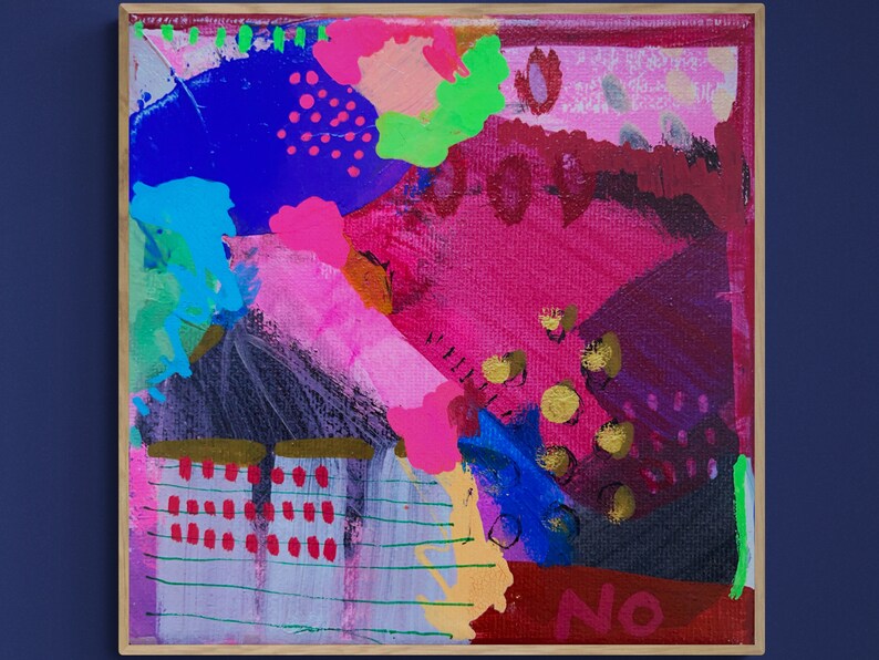 Puede incluir: Pintura abstracta sobre lienzo con marco de madera. La pintura presenta colores brillantes, incluyendo rosa, azul, verde y dorado. La pintura tiene un patr&oacute;n geom&eacute;trico y la palabra "NO" est&aacute; escrita en la esquina inferior derecha.
