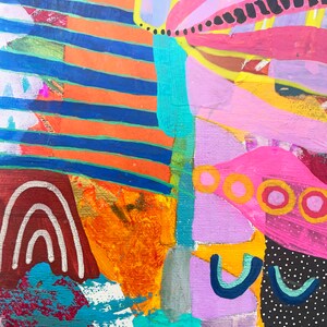 K&ouml;nnte beinhalten: Abstraktes Gem&auml;lde mit leuchtenden Farben und geometrischen Formen. Das Gem&auml;lde zeigt einen Regenbogen, Streifen, Kreise und Punkte. Die Farben umfassen Pink, Blau, Gelb, Orange und Gr&uuml;n.