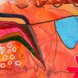 Op de afbeelding: Abstract schilderij met een mix van kleuren, waaronder oranje, roze, groen, blauw en wit. Het schilderij heeft een textuur en een verscheidenheid aan vormen en lijnen.