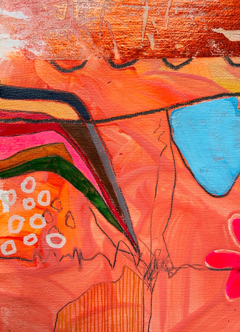 Op de afbeelding: Abstract schilderij met een mix van kleuren, waaronder oranje, roze, groen, blauw en wit. Het schilderij heeft een textuur en een verscheidenheid aan vormen en lijnen.