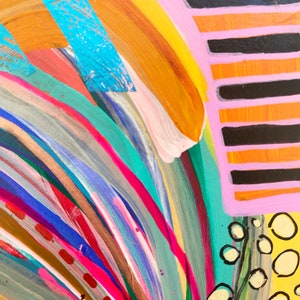 Puede incluir: Pintura abstracta con un arco&iacute;ris colorido de l&iacute;neas curvas en tonos de rosa, rojo, azul, verde, amarillo y marr&oacute;n. El fondo es rosa claro con rayas negras y naranjas.