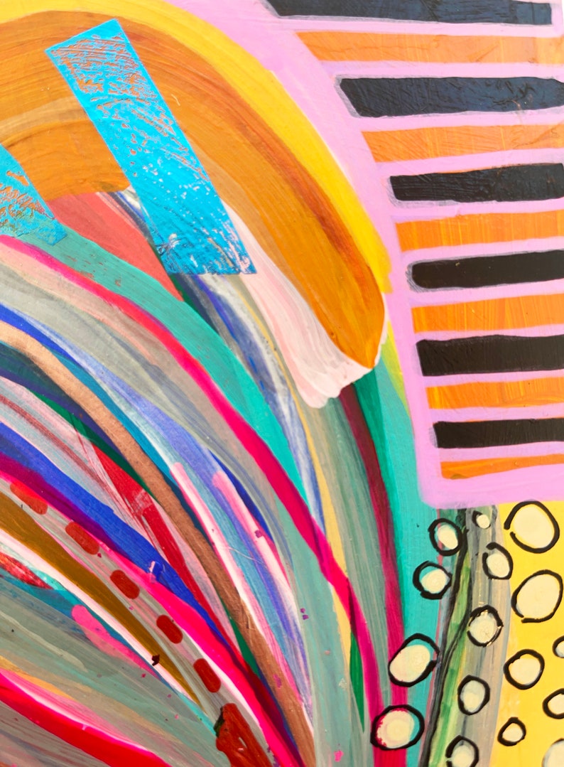 Puede incluir: Pintura abstracta con un arco&iacute;ris colorido de l&iacute;neas curvas en tonos de rosa, rojo, azul, verde, amarillo y marr&oacute;n. El fondo es rosa claro con rayas negras y naranjas.