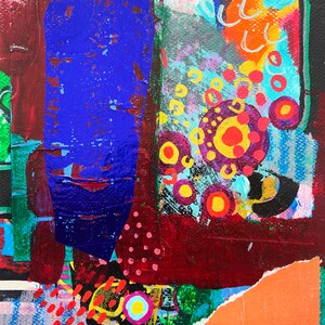 K&ouml;nnte beinhalten: Abstraktes Gem&auml;lde mit einer Collage aus verschiedenen Texturen und Farben. Das Gem&auml;lde zeigt eine blaue Form, rote und orange Kreise und ein zerrissenes St&uuml;ck orangefarbenes Papier.