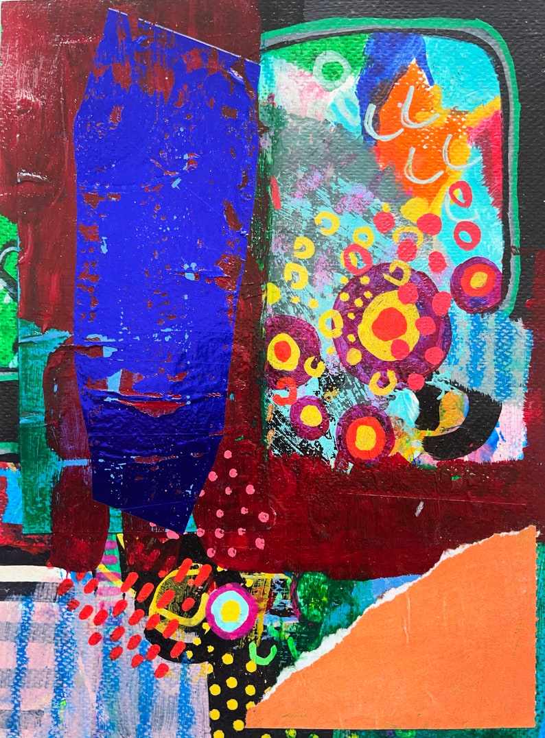 K&ouml;nnte beinhalten: Abstraktes Gem&auml;lde mit einer Collage aus verschiedenen Texturen und Farben. Das Gem&auml;lde zeigt eine blaue Form, rote und orange Kreise und ein zerrissenes St&uuml;ck orangefarbenes Papier.