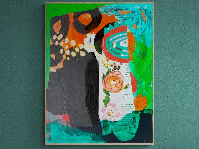 Pode incluir: Pintura abstrata com cores e formas ousadas, incluindo preto, laranja, verde e turquesa. A pintura apresenta um padr&atilde;o floral com uma abelha e texto em um idioma estrangeiro.