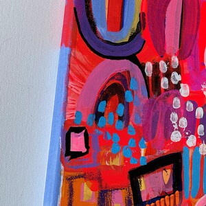 Puede incluir: Pintura abstracta sobre lienzo con un fondo rojo brillante y formas coloridas, incluyendo c&iacute;rculos, cuadrados y l&iacute;neas. La pintura est&aacute; realizada en un estilo audaz y expresivo.