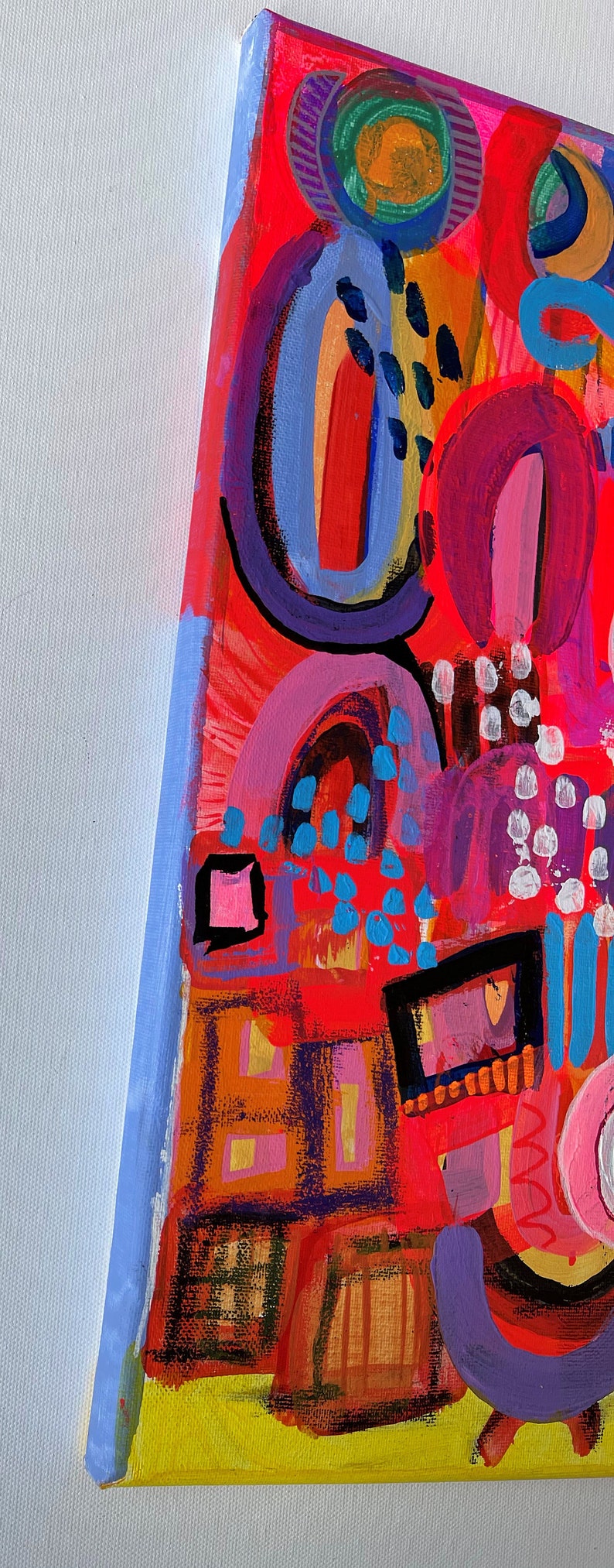 Puede incluir: Pintura abstracta sobre lienzo con un fondo rojo brillante y formas coloridas, incluyendo c&iacute;rculos, cuadrados y l&iacute;neas. La pintura est&aacute; realizada en un estilo audaz y expresivo.