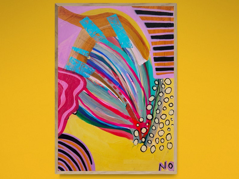Puede incluir: Pintura abstracta con una combinaci&oacute;n de colores rosa, amarillo y azul. La pintura presenta una variedad de formas y l&iacute;neas, incluyendo c&iacute;rculos, rayas y espirales. La pintura est&aacute; enmarcada en un marco de madera.