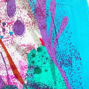 Peut inclure: Peinture abstraite aux couleurs vives, notamment le violet, le turquoise, le rose et le blanc. La peinture pr&eacute;sente un fond textur&eacute; et des formes organiques.