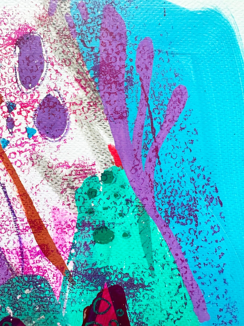 Peut inclure: Peinture abstraite aux couleurs vives, notamment le violet, le turquoise, le rose et le blanc. La peinture pr&eacute;sente un fond textur&eacute; et des formes organiques.