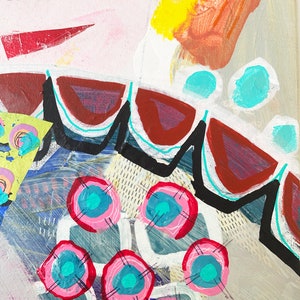 K&ouml;nnte beinhalten: Abstrakte Acrylmalerei mit einer Mischung aus Farben und Texturen. Enth&auml;lt rote, braune und blaue Formen mit rosa und t&uuml;rkisfarbenen kreisf&ouml;rmigen Designs. Das Kunstwerk hat ein strukturiertes, geschichtetes Aussehen mit wei&szlig;em Hintergrund.