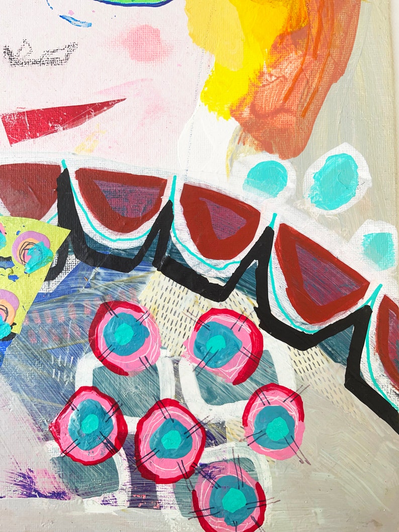 K&ouml;nnte beinhalten: Abstrakte Acrylmalerei mit einer Mischung aus Farben und Texturen. Enth&auml;lt rote, braune und blaue Formen mit rosa und t&uuml;rkisfarbenen kreisf&ouml;rmigen Designs. Das Kunstwerk hat ein strukturiertes, geschichtetes Aussehen mit wei&szlig;em Hintergrund.