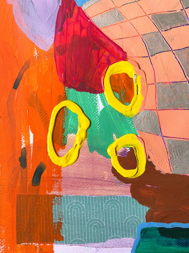Peut inclure: Peinture abstraite avec un m&eacute;lange de couleurs vives, notamment orange, rouge, vert, jaune et violet. La peinture pr&eacute;sente des formes g&eacute;om&eacute;triques et des motifs, notamment des cercles, des carr&eacute;s et des rayures.