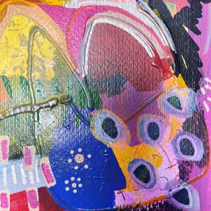 Puede incluir: Pintura abstracta con una mezcla de colores brillantes, incluyendo rosa, amarillo, azul y verde. La pintura presenta una variedad de formas y texturas, incluyendo c&iacute;rculos, l&iacute;neas y remolinos. La palabra "No" est&aacute; escrita en negro en la parte inferior de la pintura.