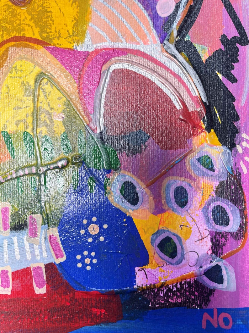 Puede incluir: Pintura abstracta con una mezcla de colores brillantes, incluyendo rosa, amarillo, azul y verde. La pintura presenta una variedad de formas y texturas, incluyendo c&iacute;rculos, l&iacute;neas y remolinos. La palabra "No" est&aacute; escrita en negro en la parte inferior de la pintura.