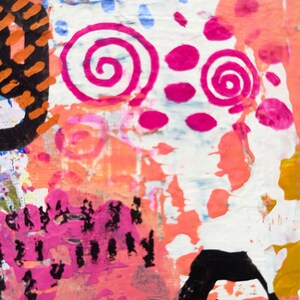 Op de afbeelding: Abstract schilderij met roze, oranje en zwarte verfspatten en swirls. De achtergrond is wit met blauwe stippen.