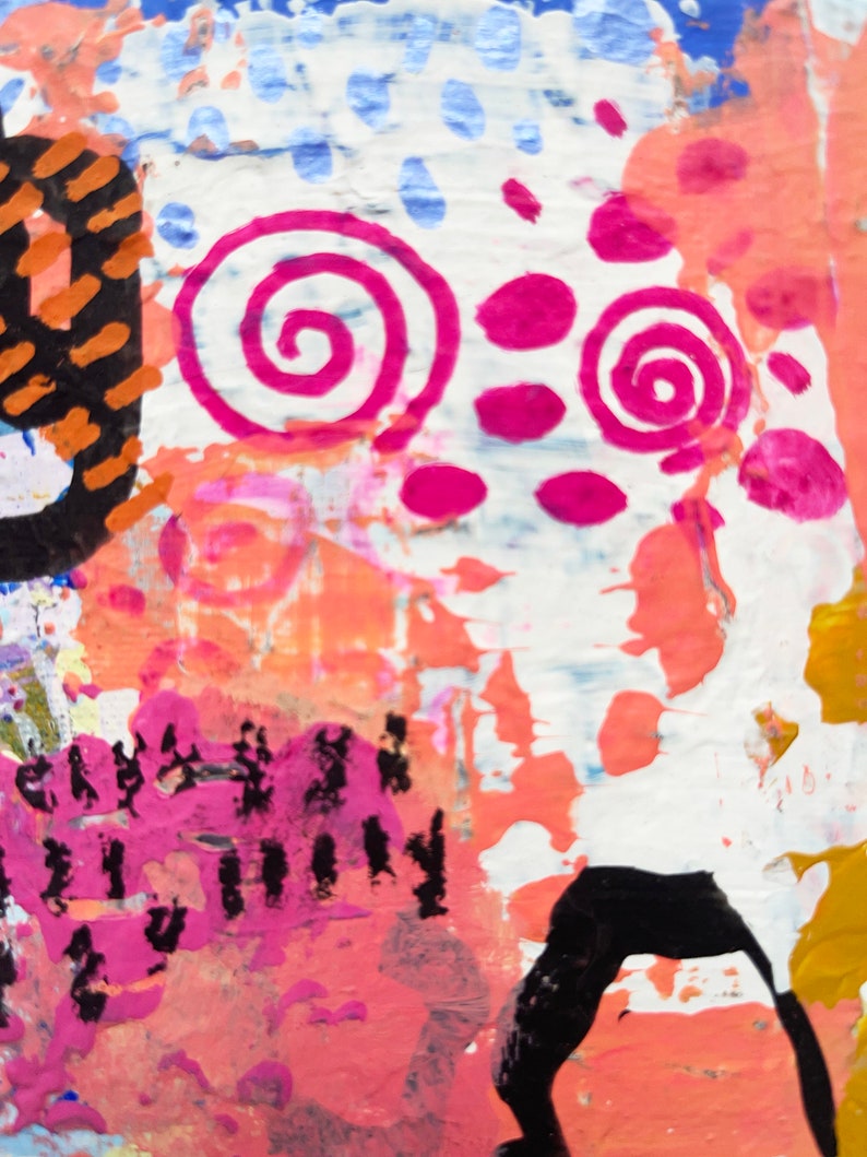 Op de afbeelding: Abstract schilderij met roze, oranje en zwarte verfspatten en swirls. De achtergrond is wit met blauwe stippen.