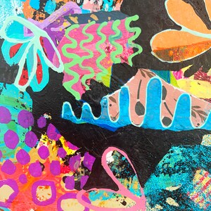 Puede incluir: Pintura abstracta con fondo negro y formas coloridas, incluyendo rosa, verde, azul, naranja y morado. Las formas est&aacute;n superpuestas y se superponen, creando una sensaci&oacute;n de profundidad y movimiento.