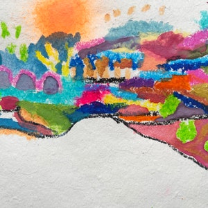 Puede incluir: Pintura abstracta con una escena de paisaje colorida. La pintura presenta un sol naranja brillante, colinas azules y verdes, y una variedad de colores en toda la composici&oacute;n.