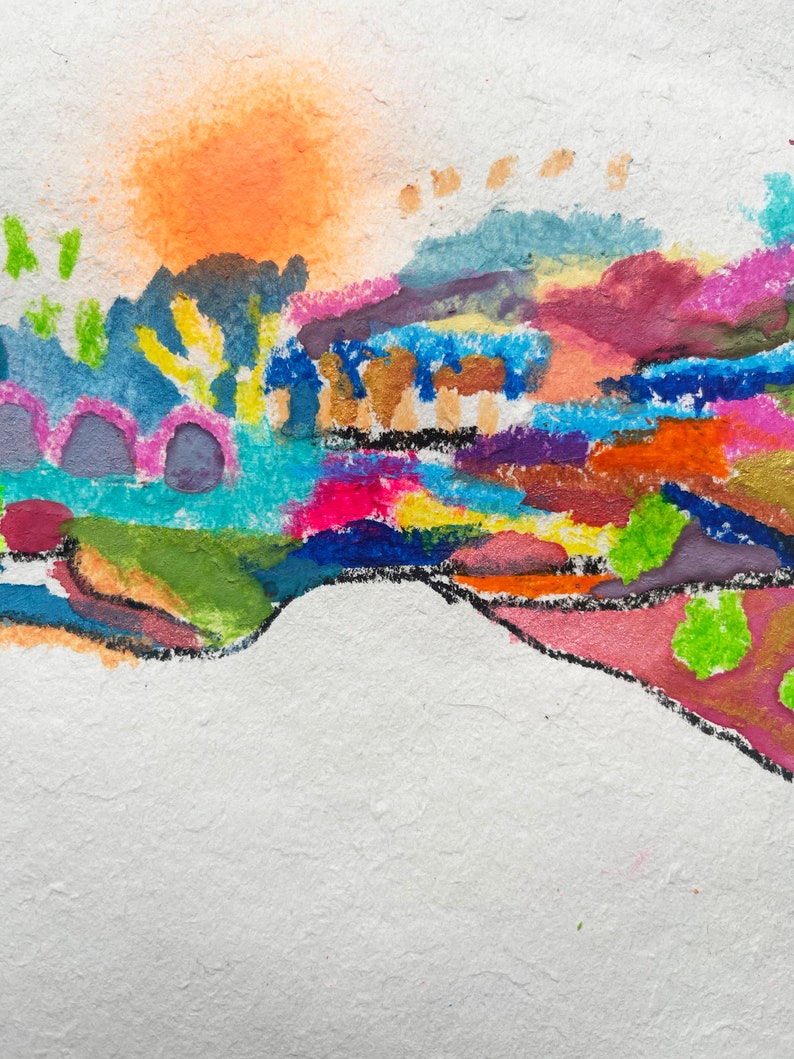 Puede incluir: Pintura abstracta con una escena de paisaje colorida. La pintura presenta un sol naranja brillante, colinas azules y verdes, y una variedad de colores en toda la composici&oacute;n.