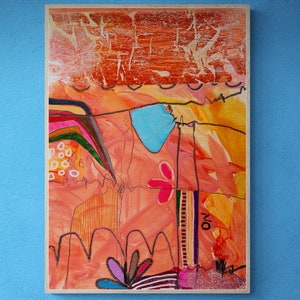 Op de afbeelding: Abstract schilderij op een houten doek met een mix van oranje, geel, roze, blauw en groene kleuren. Het schilderij heeft een verscheidenheid aan vormen en lijnen, waaronder een grote blauwe vorm in het midden en een roze bloemenvorm in de rechterbenedenhoek. De tekst "YO" is in zwart geschreven aan de rechterkant van het schilderij.