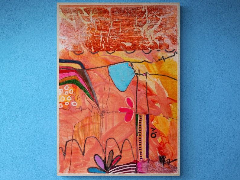 Op de afbeelding: Abstract schilderij op een houten doek met een mix van oranje, geel, roze, blauw en groene kleuren. Het schilderij heeft een verscheidenheid aan vormen en lijnen, waaronder een grote blauwe vorm in het midden en een roze bloemenvorm in de rechterbenedenhoek. De tekst "YO" is in zwart geschreven aan de rechterkant van het schilderij.