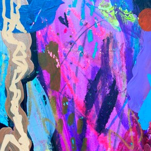 Puede incluir: Pintura abstracta con trazos audaces de pintura rosa, p&uacute;rpura, azul y marr&oacute;n. La pintura tiene una superficie texturizada y una sensaci&oacute;n vibrante y en&eacute;rgica.
