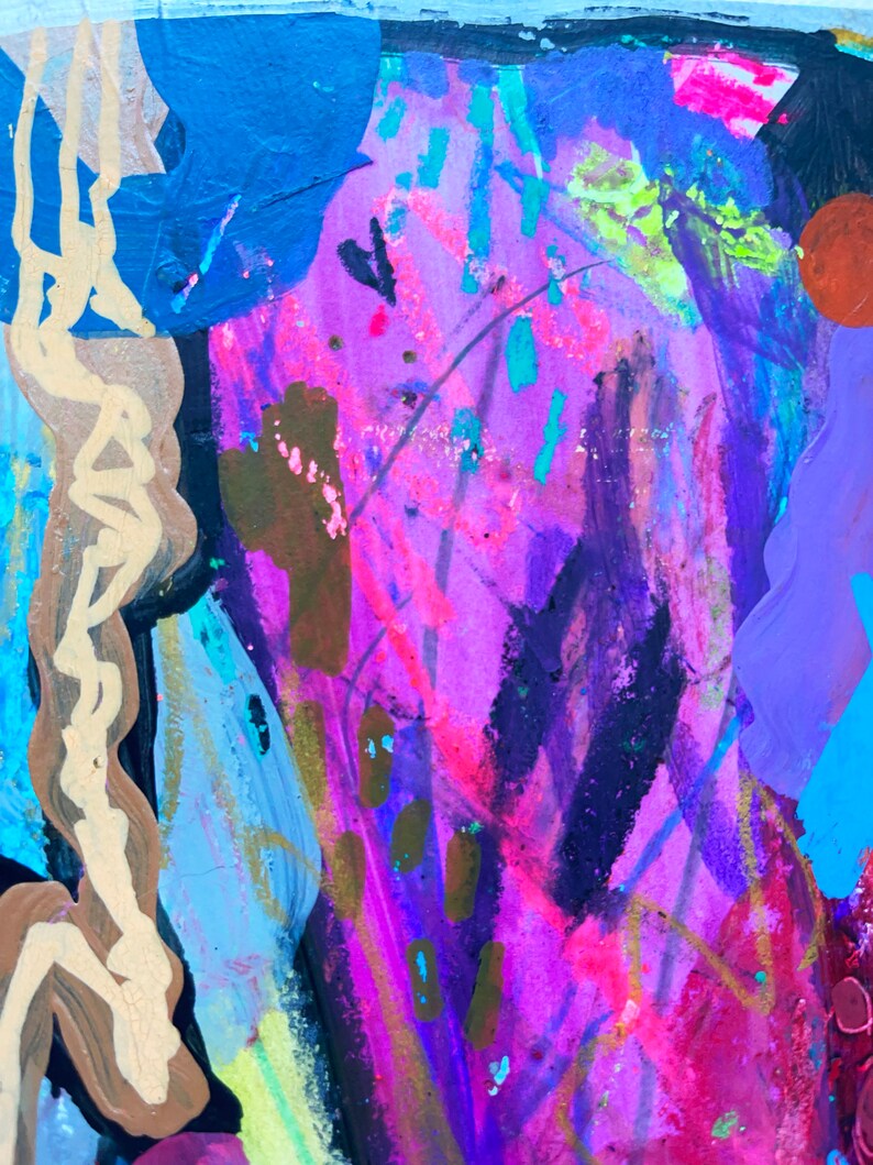 Puede incluir: Pintura abstracta con trazos audaces de pintura rosa, p&uacute;rpura, azul y marr&oacute;n. La pintura tiene una superficie texturizada y una sensaci&oacute;n vibrante y en&eacute;rgica.