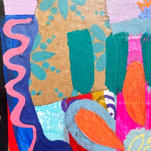 Peut inclure: Peinture abstraite avec un m&eacute;lange de couleurs et de textures. La peinture pr&eacute;sente un tourbillon rose, bleu et vert, une forme bleu clair et orange, et un fond brun avec un motif floral turquoise.