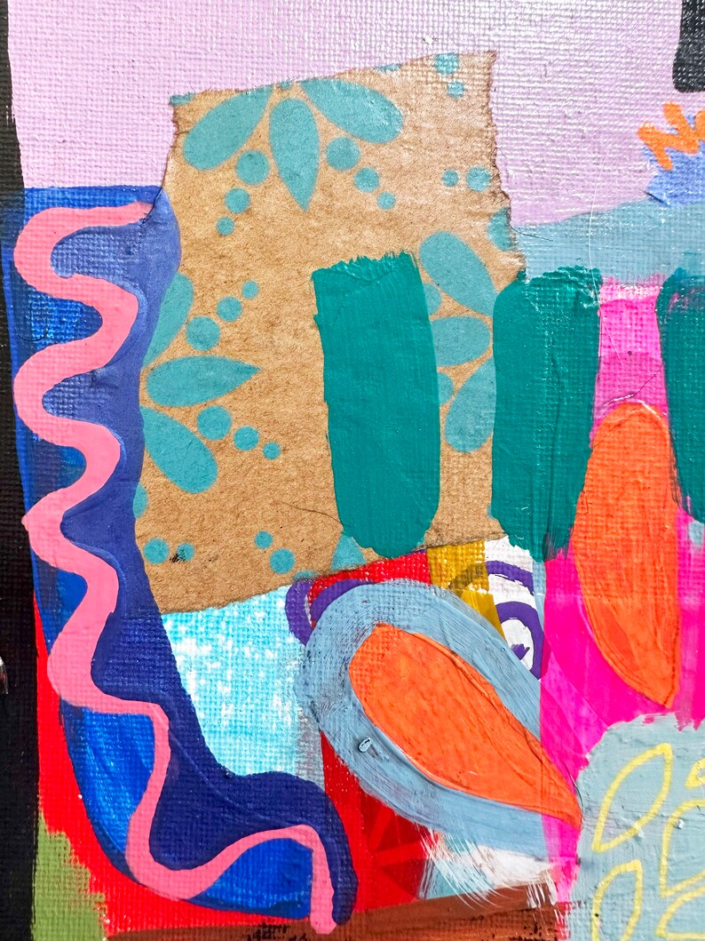 Peut inclure: Peinture abstraite avec un m&eacute;lange de couleurs et de textures. La peinture pr&eacute;sente un tourbillon rose, bleu et vert, une forme bleu clair et orange, et un fond brun avec un motif floral turquoise.