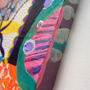 K&ouml;nnte beinhalten: Abstraktes Gem&auml;lde auf Leinwand mit einem farbenfrohen Design in Pink, Lila, Gr&uuml;n, Orange und Wei&szlig;. Das Gem&auml;lde hat eine strukturierte Oberfl&auml;che und ist mit einem Holzrahmen gerahmt.
