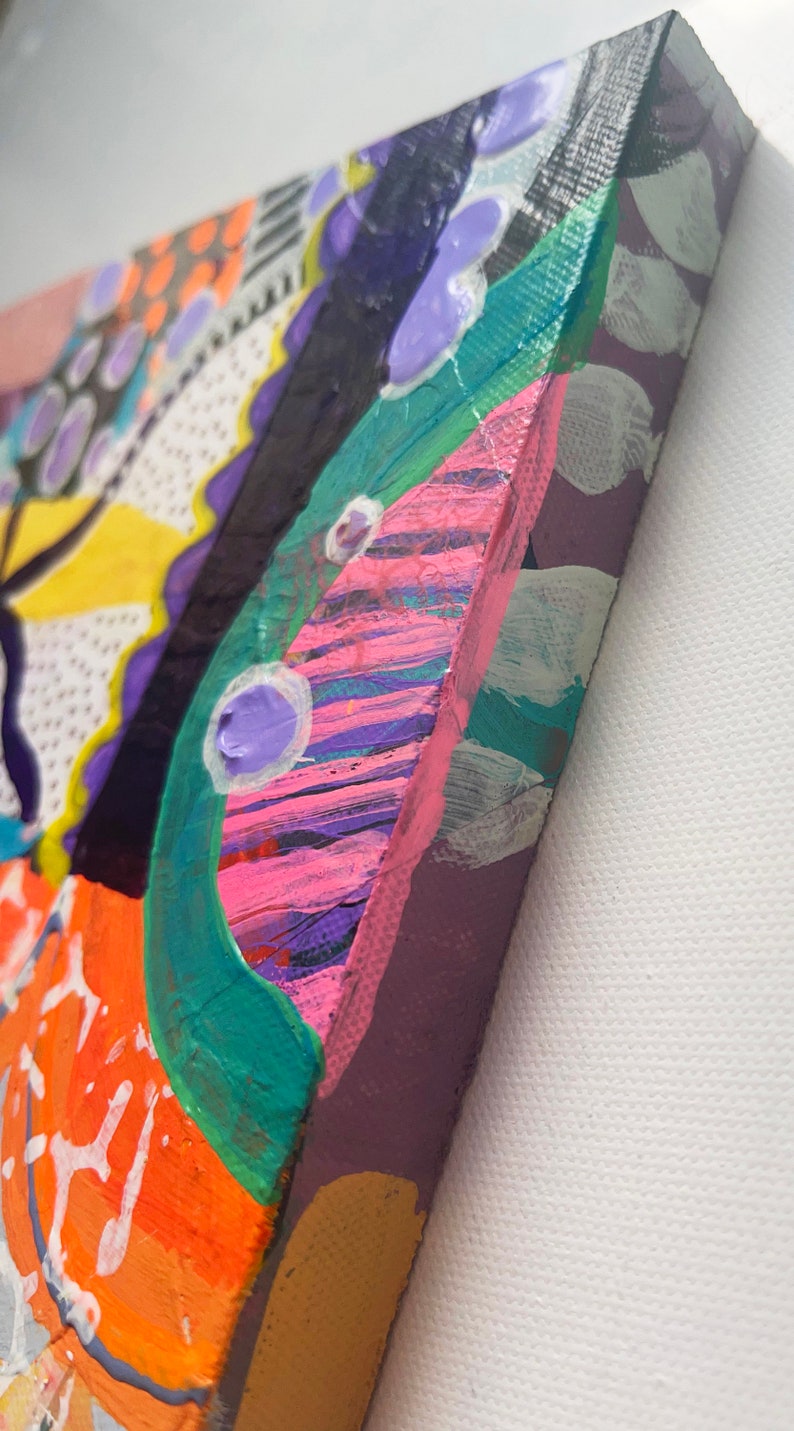K&ouml;nnte beinhalten: Abstraktes Gem&auml;lde auf Leinwand mit einem farbenfrohen Design in Pink, Lila, Gr&uuml;n, Orange und Wei&szlig;. Das Gem&auml;lde hat eine strukturierte Oberfl&auml;che und ist mit einem Holzrahmen gerahmt.