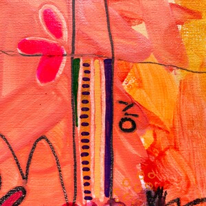 Op de afbeelding: Abstract schilderij met een roze bloem, zwarte lijnen en een gele, gouden en paarse streep. De achtergrond is perzikkleurig met oranje en witte accenten.