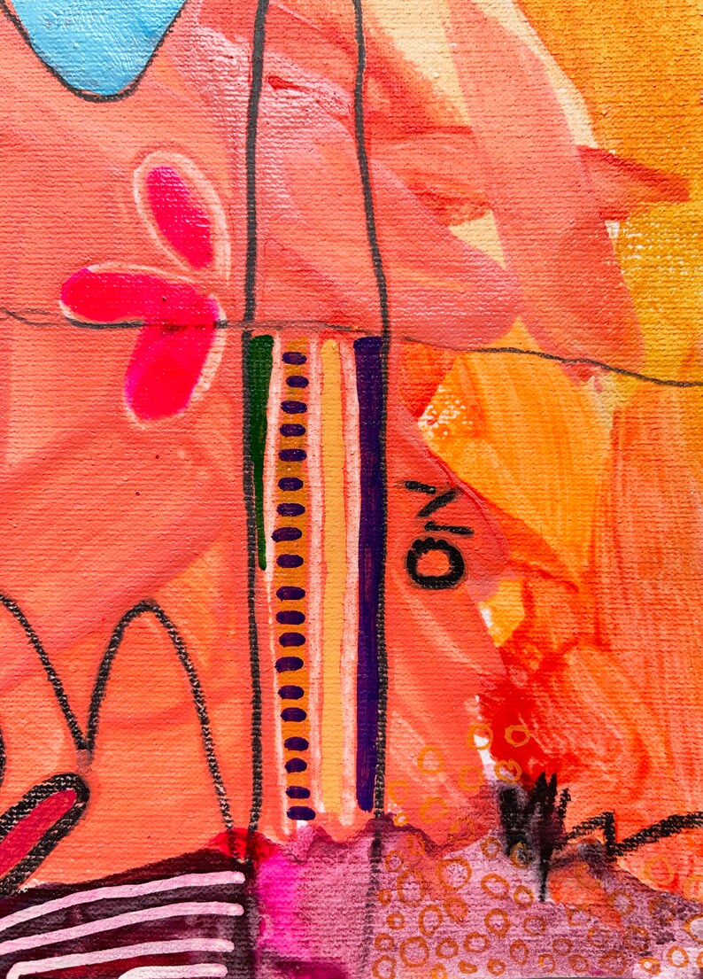 Op de afbeelding: Abstract schilderij met een roze bloem, zwarte lijnen en een gele, gouden en paarse streep. De achtergrond is perzikkleurig met oranje en witte accenten.
