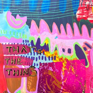 Puede incluir: Pintura abstracta con colores brillantes y l&iacute;neas audaces. El texto "THAT'S THE THING" est&aacute; escrito en pintura dorada sobre un fondo rosa.