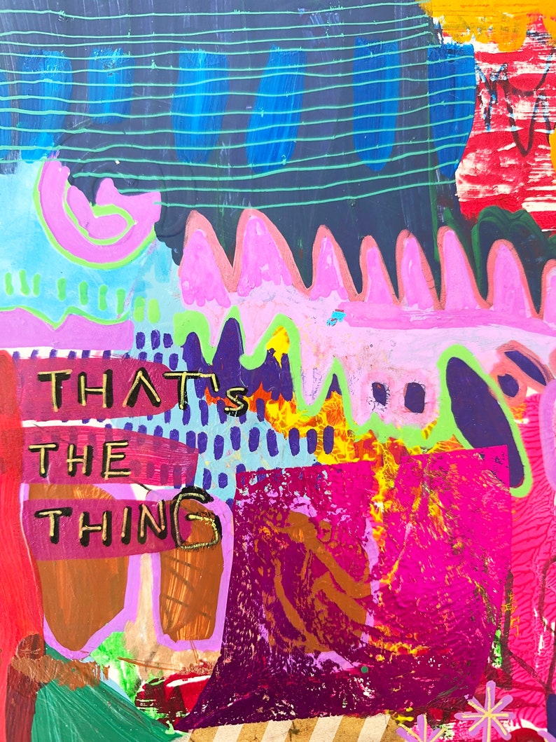 Puede incluir: Pintura abstracta con colores brillantes y l&iacute;neas audaces. El texto "THAT'S THE THING" est&aacute; escrito en pintura dorada sobre un fondo rosa.