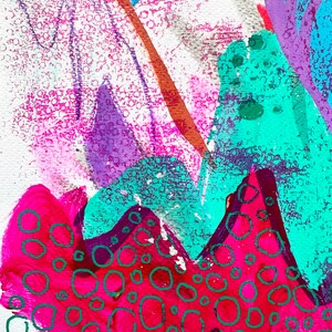 Peut inclure: Peinture abstraite aux couleurs rose, turquoise, violet et blanche. La peinture pr&eacute;sente une vari&eacute;t&eacute; de formes et de textures, notamment des cercles, des points et des lignes.