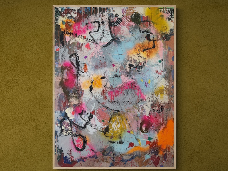 Op de afbeelding: Abstract schilderij op canvas met een mix van kleuren, waaronder roze, blauw, geel, zwart en wit. Het schilderij heeft een textuur en lijkt te zijn gemaakt met meerdere lagen verf.