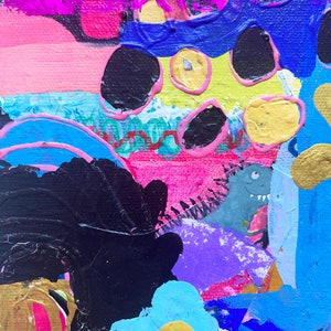 Pode incluir: Uma pintura abstrata com um design colorido e em camadas. A pintura apresenta uma variedade de formas, incluindo c&iacute;rculos, ovais e espirais. As cores usadas na pintura s&atilde;o brilhantes e vibrantes, incluindo rosa, azul, amarelo e verde. A pintura &eacute; feita em um estilo solto e expressivo.