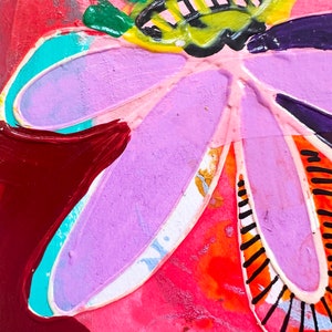 K&ouml;nnte beinhalten: Abstrakte Malerei einer Blume mit einem violetten Zentrum und gr&uuml;nen Bl&auml;ttern. Die Blume ist in einem leuchtenden, farbenfrohen Stil mit roten, orangen, gelben und wei&szlig;en Akzenten gemalt.