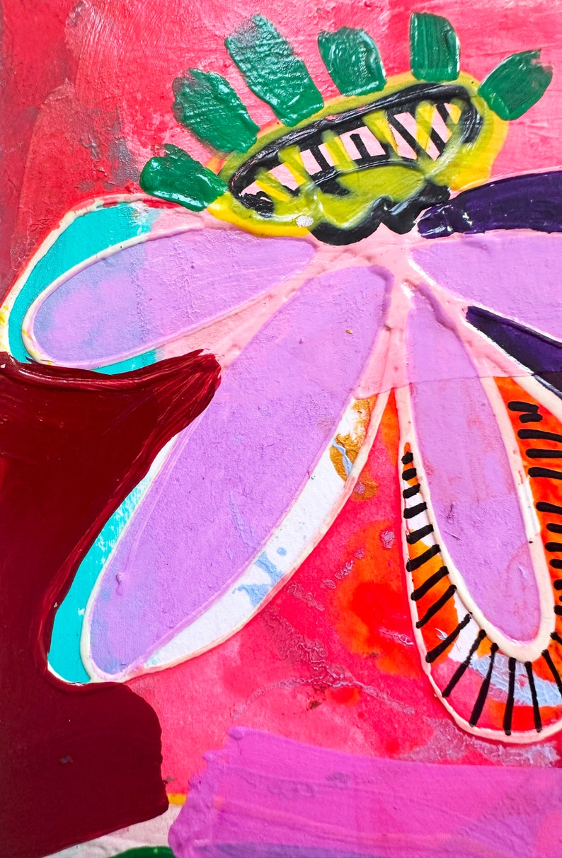 K&ouml;nnte beinhalten: Abstrakte Malerei einer Blume mit einem violetten Zentrum und gr&uuml;nen Bl&auml;ttern. Die Blume ist in einem leuchtenden, farbenfrohen Stil mit roten, orangen, gelben und wei&szlig;en Akzenten gemalt.