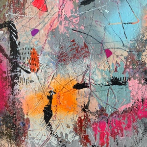 Op de afbeelding: Abstract schilderij met een mix van kleuren, waaronder roze, oranje, blauw, zwart en wit. Het schilderij heeft een textuur en verschillende penseelstreken.